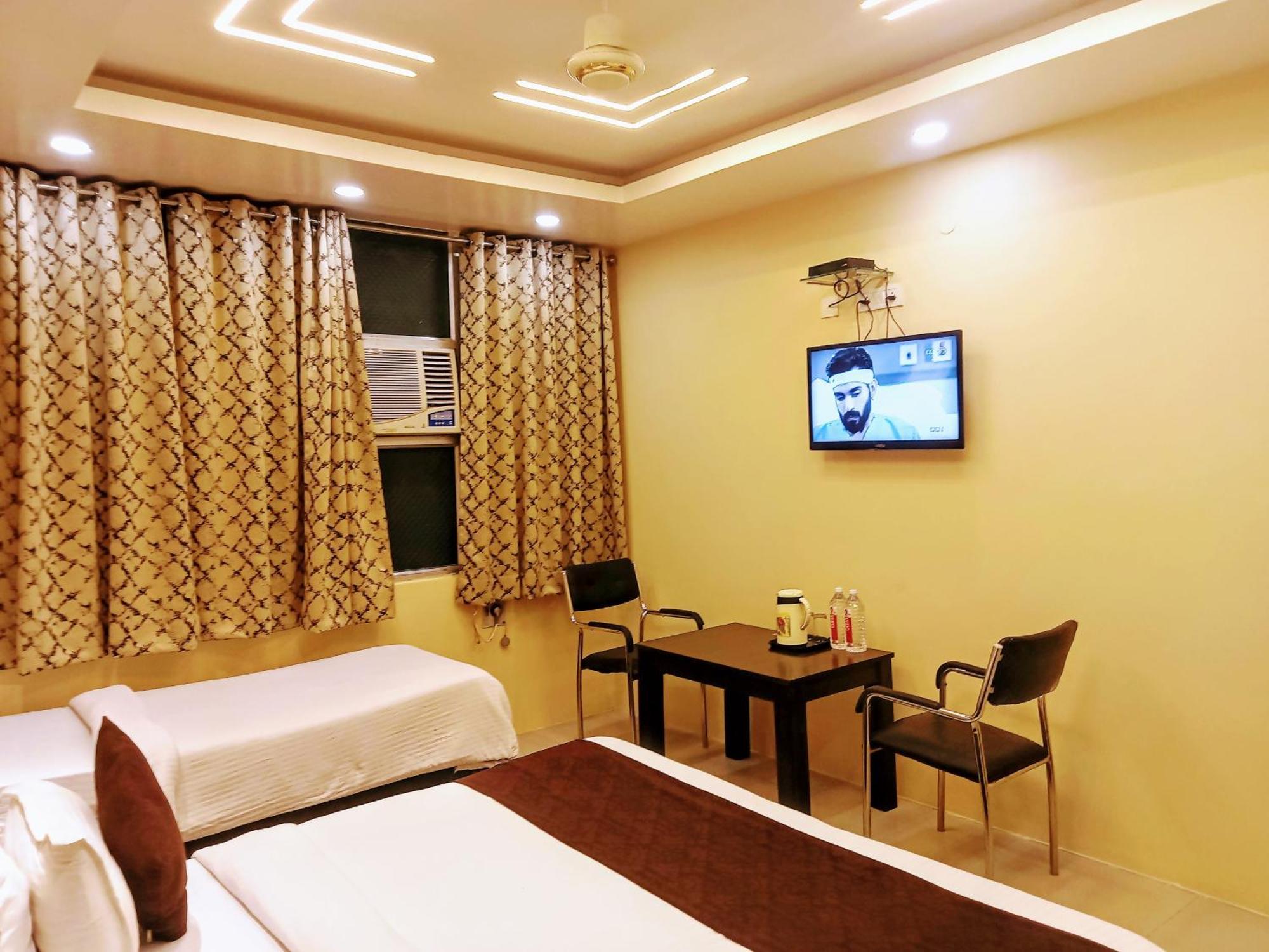 Nexus L In Charbagh Hotel